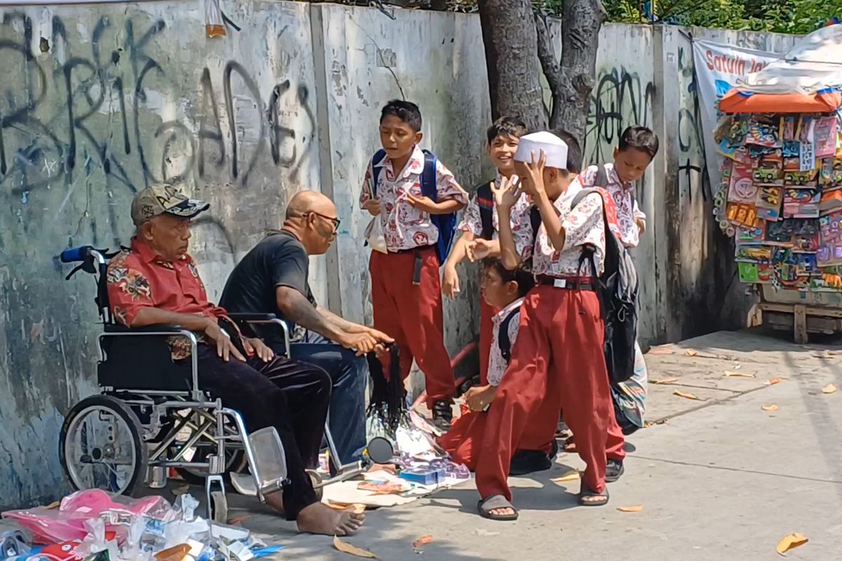 Pak Tarno jualan keliling